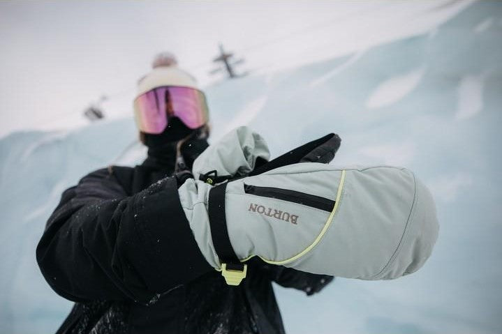 How To Choose The Right Gloves or Mittens For Skiing & Snow Boarding - A Guide For First Time Buyers