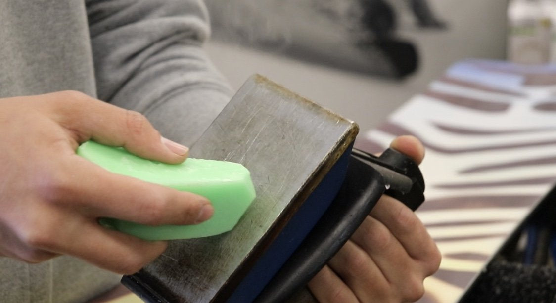 How to wax a snowboard-Trojan Wake Ski Snow