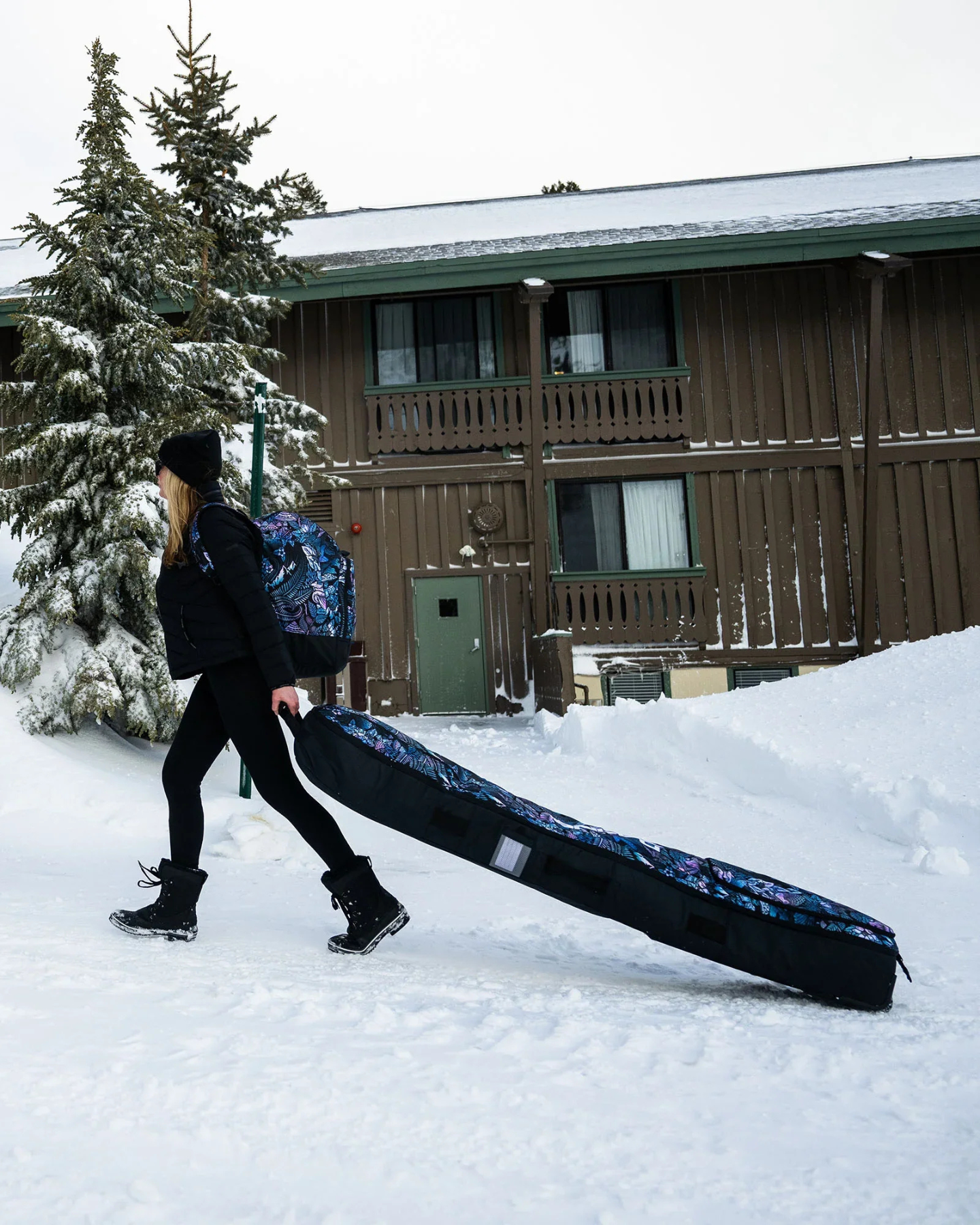 Dakine X BOARDING FOR BREAST CANCER Low Roller Snowboard Bag - B4BC Kingdom (157cm) Snowboard Bags - Trojan Wake Ski Snow